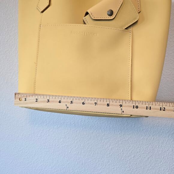 Portland Leather Market tote in Vanilla with matching Classic Plus Card Holder - Picture 3 of 9